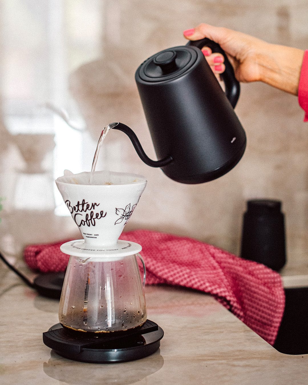 Musta kaade, sähköinen vedenkeitin