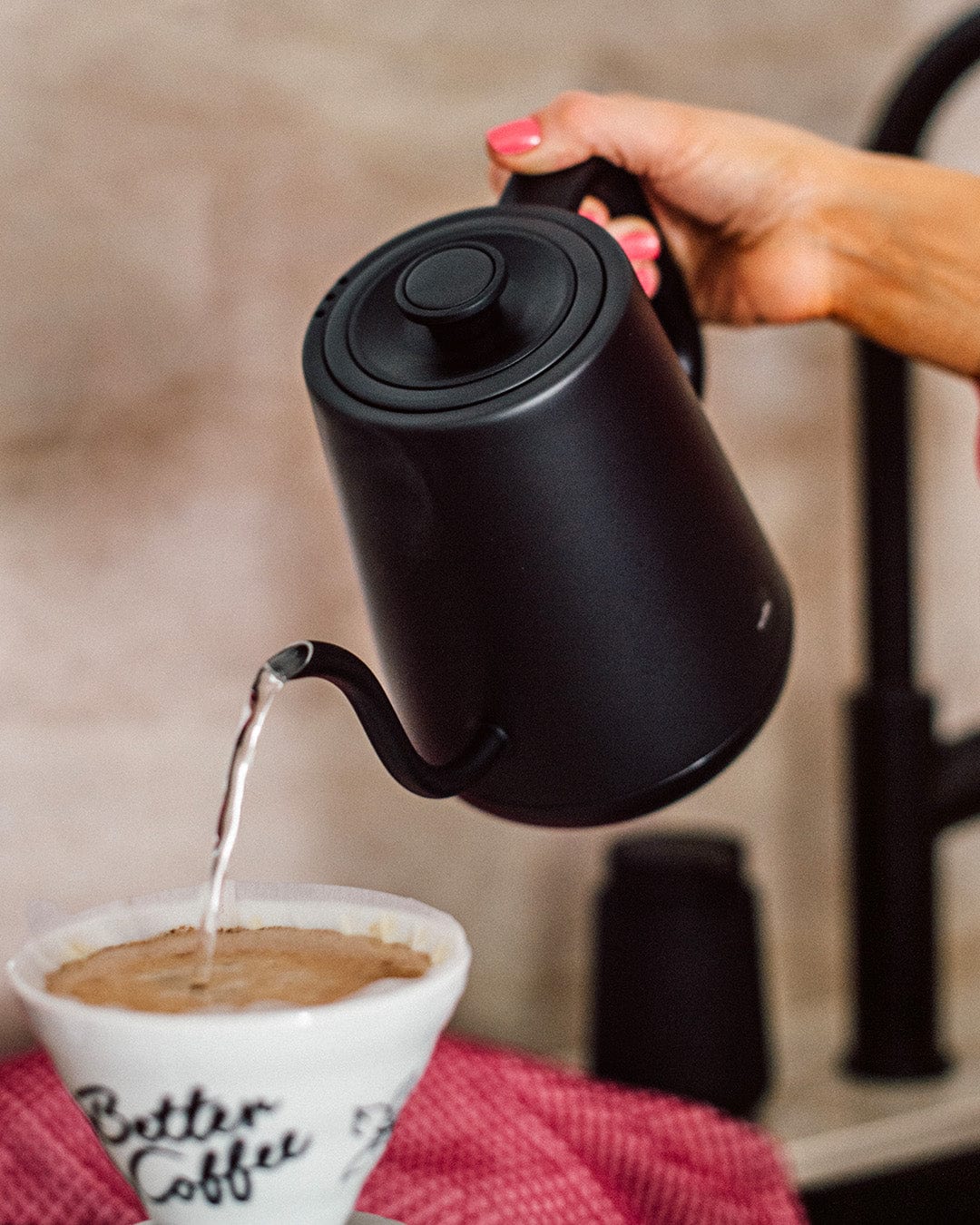 Musta kaade, sähköinen vedenkeitin