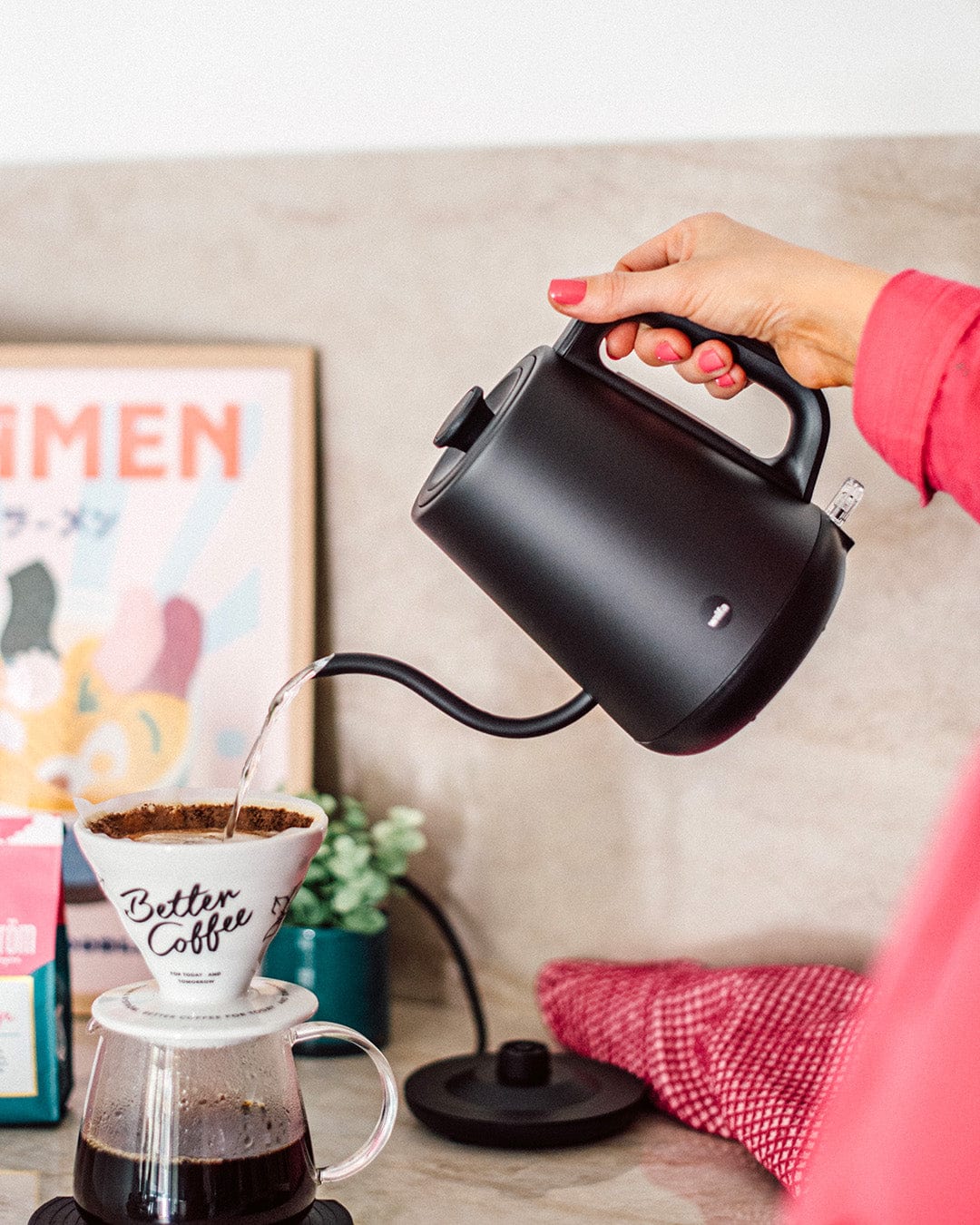 Musta kaade, sähköinen vedenkeitin