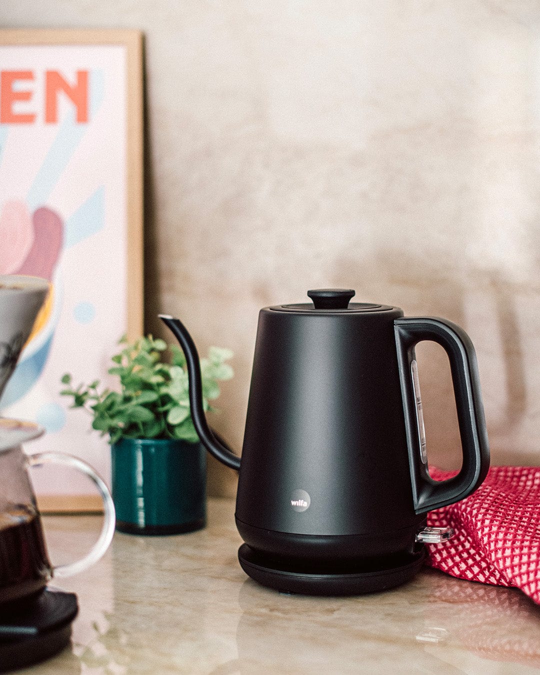 Musta kaade, sähköinen vedenkeitin