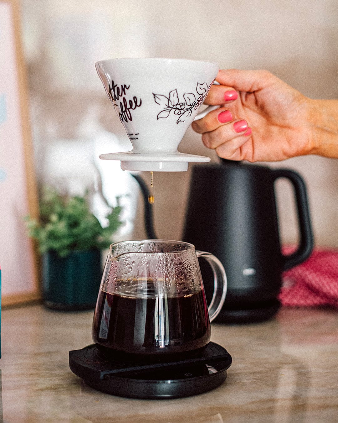 Musta kaade, sähköinen vedenkeitin